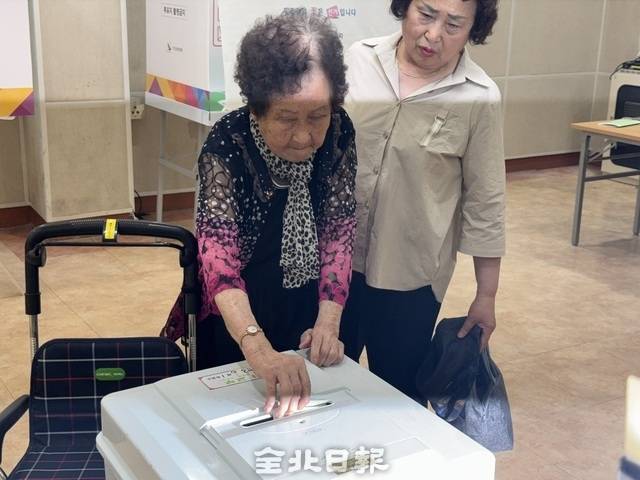 3일 삼천3동 주민센터를 찾은 김계순 어르신이 투표를 하고 있다. /이상구 기자