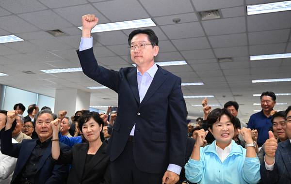 김경수 더불어민주당 경남도지사 후보가 3일 창원시 성산구 선거사무소에서 방송사 출구조사에서 우세로 발표되자 기뻐하고 있다. /김구연 기자
