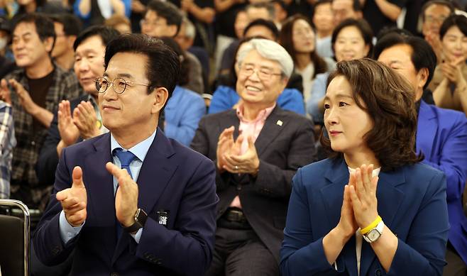 더불어민주당 허태정 대전시장 후보(왼쪽)가 3일 대전 중구에 있는 선거사무소에서 6·3 지방선거 개표 방송을 보며 손뼉을 치고 있다. /연합뉴스