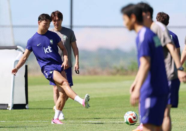 1일(현지시간) 오후 미국 유타주 헤리먼에 위치한 자이언스뱅크 트레이닝센터에서 축구 국가대표팀 오현규 등 선수들이 훈련 하고 있다. 연합뉴스