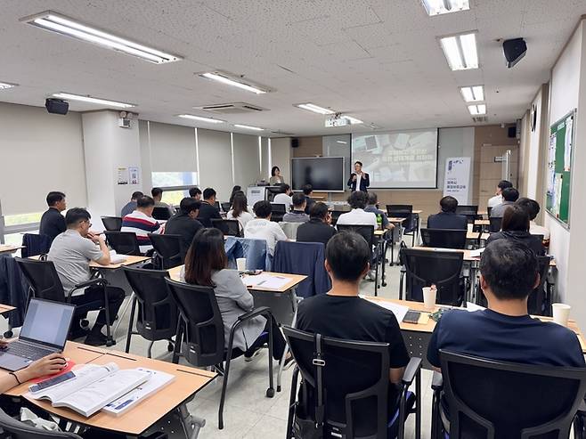 ▲ 한수원이 지난 1일~2일 아산시 한국표준협회에서 협력사 직원을 대상으로 실시한 원자력 품질교육(심화과정)에 참가한 교육생들이 강의를 듣고 있다. 한수원