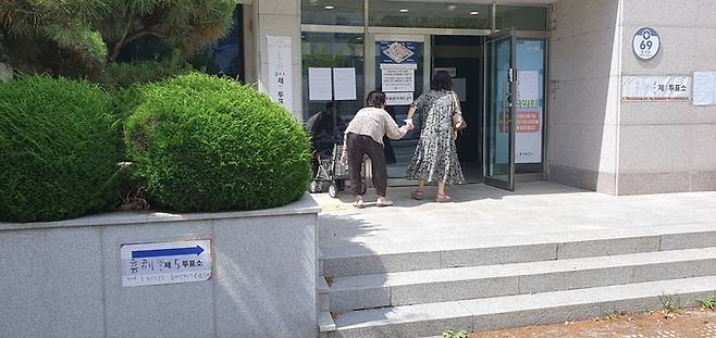 ▲ 6.3 제9회 전국동시지방선거 당일인 3일, 포항시 북구 흥해읍 제5투표소에서 거동이 불편한 여성 어르신을 모시고 투표장으로 안내하는 중년 여성 모습. 황영우 기자