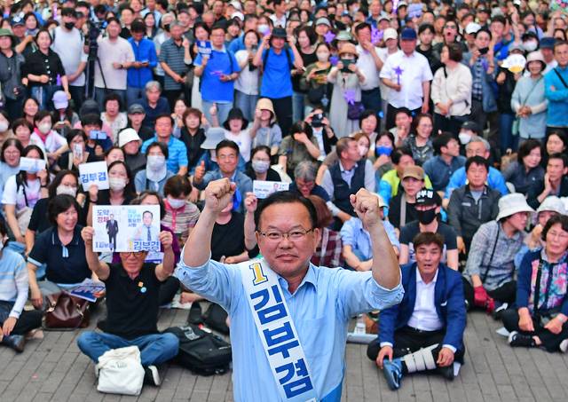 김부겸 더불어민주당 대구시장 후보가 대구 중구 동성로 옛 대구백화점 앞에서 마지막 선거 유세를 펼치며 지지자들과 함께 승리를 다짐하고 있다.