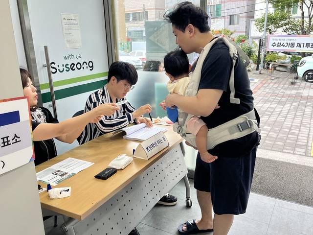 한 시민이 태어난지 얼마안된 아이와 함께 투표소를 방문했다. 김정원 기자
