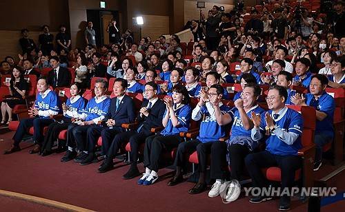 출구조사 결과에 환호하는 민주당, 지도부는 차분하게(서울=연합뉴스) 신현우 기자 = 더불어민주당 정청래 총괄상임선거대책위원장과 한병도 공동상임선대위원장, 이시종 공동상임선대위원장이 3일 국회 의원회관에 마련한 제9회 전국동시지방선거·국회의원 재보궐선거 개표상황실에서 출구조사 결과를 차분하게 지켜보고 있다. 2026.6.3 nowwego@yna.co.kr