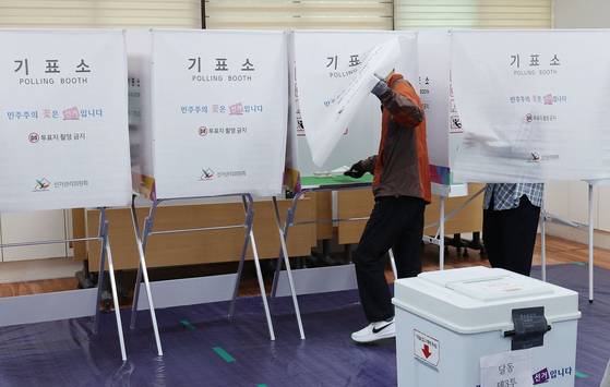제9회 전국동시지방선거 및 국회의원 재·보궐선거일인 3일 울산시 남구 달동 제3투표소가 마련된 동평중학교에서 한 유권자가 기표소로 들어서고 있다. 〈사진=연합뉴스〉