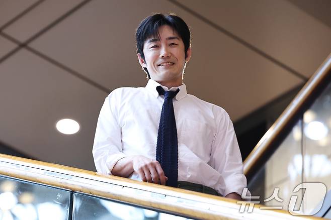 드라마 '허수아비'에서 강성경찰서 형사역을 맡은 배우 전재홍이 뉴스1과의 인터뷰를 앞두고 카메라 앞에서 포즈를 취하고 있다. ⓒ 뉴스1 구윤성 기자