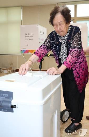 전주지역 고령자 김계순(20년생, 106세) 씨가 3일 전북 전주시 삼천3동 주민센터에 마련된 삼천3동 제1투표소를 찾아 투표를 하고 있다. 2026.6.3 ⓒ 뉴스1 유경석 기자