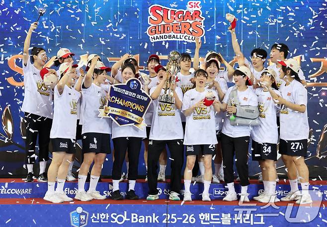 SK슈가글라이더즈 선수들이 4일 오후 서울 송파구 올림픽공원 핸드볼경기장에서 열린 신한 SOL Bank 25-26 핸드볼 H리그 여자부 시상식에서 통합우승 트로피를 들고 기뻐하고 있다. 2026.5.4 ⓒ 뉴스1 안은나 기자