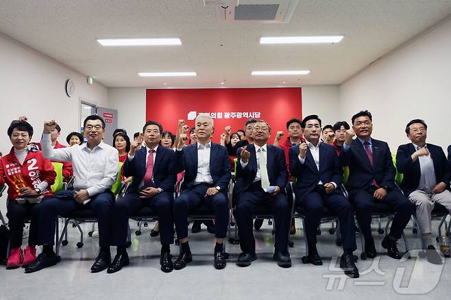 제9회 전국동시지방선거가 실시된 3일 오후 광주 서구 치평동 국민의힘 광주시당 당사에서 이정현 후보와 캠프 관계자들이 출구조사 결과 전 파이팅을 하고 있다. ⓒ 뉴스1 조수민 수습기자