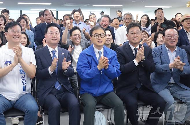 김상욱 더불어민주당 울산시장 후보가 3일 울산 남구 선거사무소에서 지지자들과 박수를 치고 있다. 2026.6.3 ⓒ 뉴스1 김세은 기자