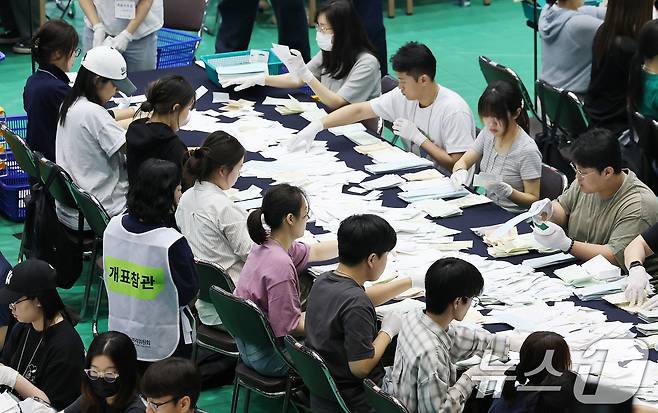 제9회 전국동시지방선거 및 국회의원 재·보궐선거일인 3일 오후 서울 관악구 서울대학교 체육관에 마련된 개표소에서 개표참관인이 지켜보는 가운데 선거사무원들이 개표 작업을 하고 있다. 2026.6.3 ⓒ 뉴스1 박지혜 기자