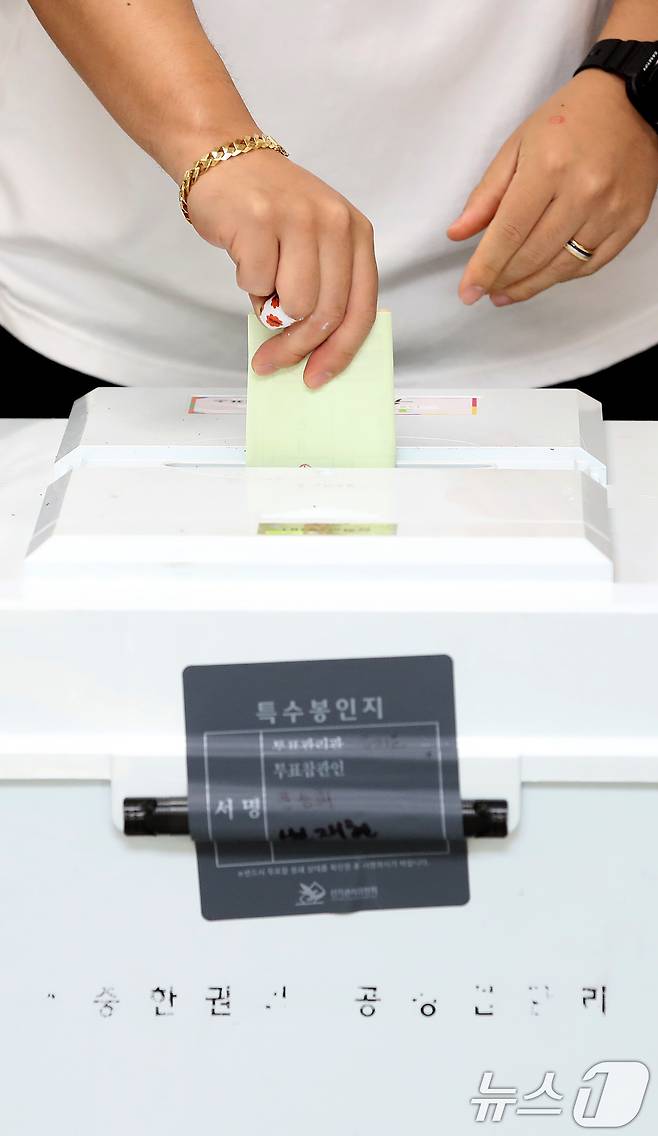 제9회 전국동시지방선거일인 3일 오전 대구의 한 투표소에서 유권자가 투표하고 있다. 2026.6.3 ⓒ 뉴스1 공정식 기자