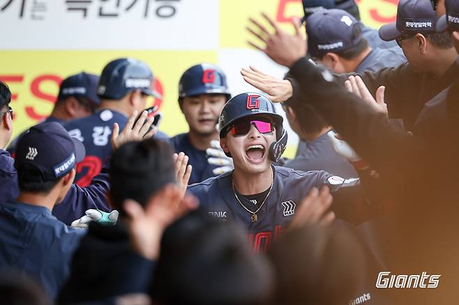 롯데 윤동희가 28일 대구삼성라이온즈파크에서 열린 2026 KBO리그 시범경기 정규시즌 삼성전에서 홈런을 날린 뒤 환호하고 있다. 사진 | 롯데 자이언츠