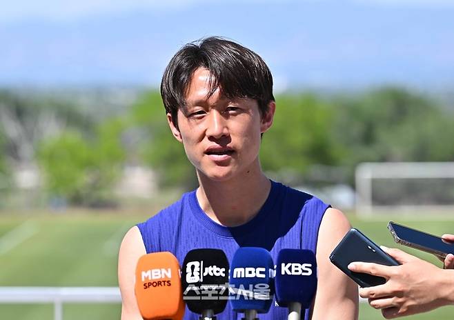 축구국가대표팀의 이재성이 3일(한국시간) 미국 유타주 헤리먼 자이언스 뱅크 트레이닝 센터에서 훈련을 하기 전 인터뷰를 하고 있다. 2026. 6. 2. 헤리먼(미 유타주) | 박진업 기자 upandup@sportsseoul.com