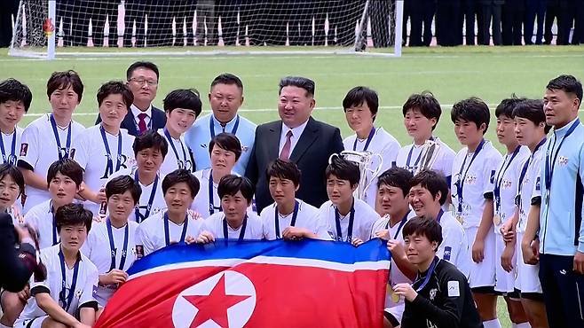 김정은 북한 국무위원장이 지난 1일 노동당 중앙간부학교 창립 80주년 기념행사에서 2025-2026 AFC 여자 챔피언스리그(AWCL) 우승팀인 내고향팀 선수·감독들과 기념촬영을 하고 있다. [조선중앙TV 화면] <저작권자(c) 연합뉴스, 무단 전재-재배포, AI 학습 및 활용 금지>