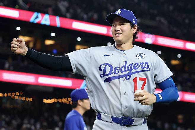 PHOENIX, ARIZONA - JUNE 02: Shohei Ohtani #17 of the Los Angeles Dodgers reacts after defeating the Arizona Diamondbacks 6-5 following the MLB game at Chase Field on June 02, 2026 in Phoenix, Arizona.   Christian Petersen/Getty Images/AFP (Photo by Christian Petersen / GETTY IMAGES NORTH AMERICA / Getty Images via AFP)







<저작권자(c) 연합뉴스, 무단 전재-재배포, AI 학습 및 활용 금지>