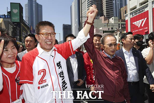 이명박 전 대통령이 6·3 지방선거 및 국회의원 재보궐선거를 사흘 앞둔 지난달 31일 오후 부산 해운대구 해운대시장을 방문해 시민들에게 박형준 국민의힘 부산시장 후보(왼쪽 두 번째)의 지지를 호소하고 있다. /부산=박상민 기자