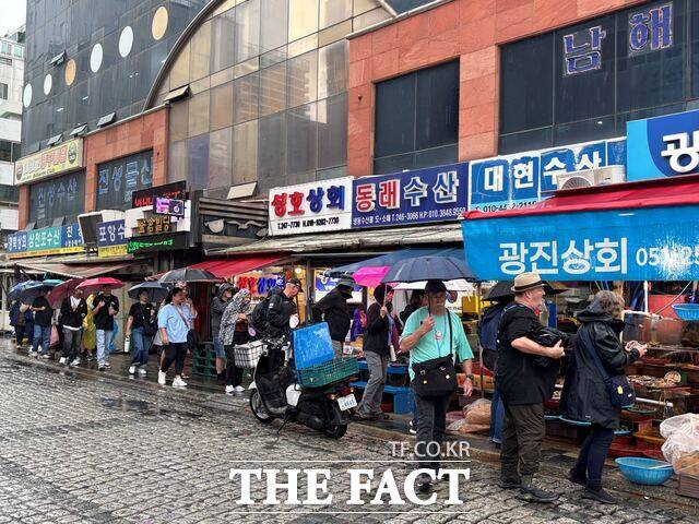 2일 부산 중구 남포동 횟집 거리 일대가 외국인 관광객들로 붐비고 있다. /김시형 기자