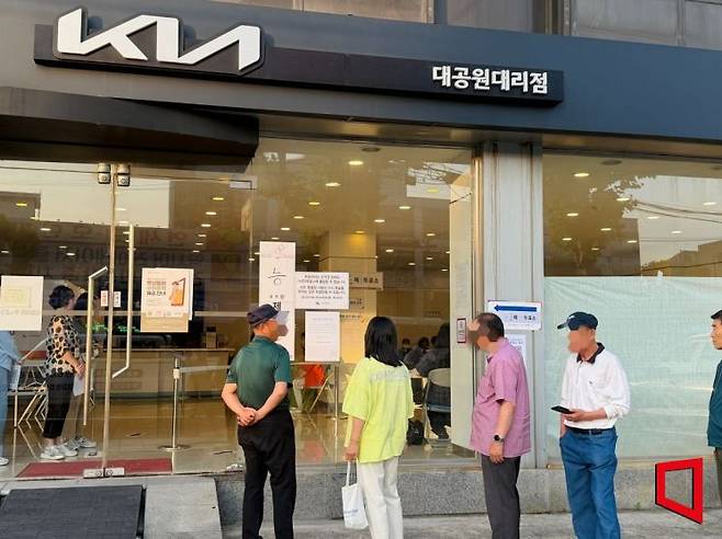 3일 오전 5시50분께 서울 광진구 능동 기아자동차 대공원대리점에 마련된 능동 제3투표소에서 유권자들이 투표를 하기 위해 줄을 서 있다. 이날 전국동시지방선거 및 국회의원 재보궐선거 본투표가 진행됐다. 박호수 기자