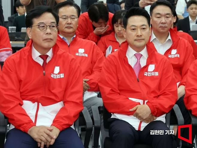 장동혁 국민의힘 대표를 비롯한 지도부 및 의원, 당직자들이 3일 서울 여의도 중앙당사에 마련된 개표상황실에서 지방선거 및 국회의원 보궐선거 출구조사 방송을 지켜보고 있다. 2026.6.3 김현민 기자