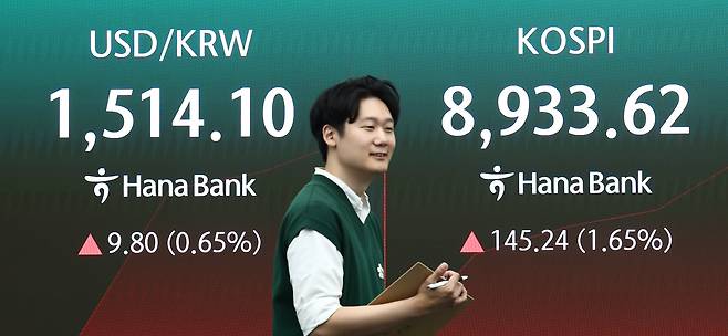 2일 오전 서울 중구 하나은행 본점 딜링룸 전광판에 달러 대비 원화 환율과 코스피 등 지수가 나오고 있다. /뉴스1