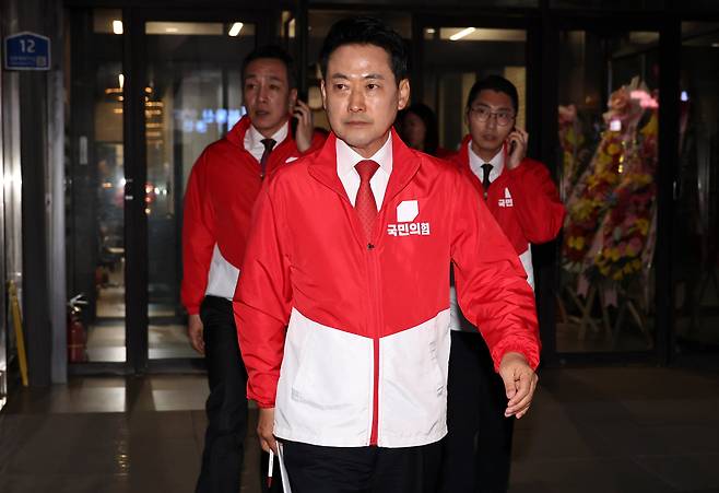 장동혁 국민의힘 상임선거대책위원장이 3일 오후 서울 여의도 중앙당사에서 투표용지 부족 사태와 관련한 개표 중단 요구 브리핑을 마친 뒤 과천 중앙선거관리위원회 항의 방문을 위해 이동하고 있다. /공동취재