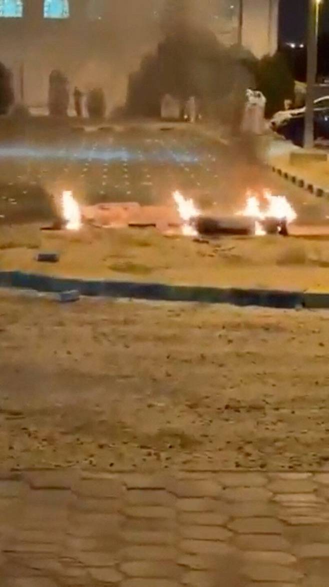 이란의 미사일 공격을 받은 뒤 파편이 불타는 쿠웨이트 국제공항 주차장./연합뉴스