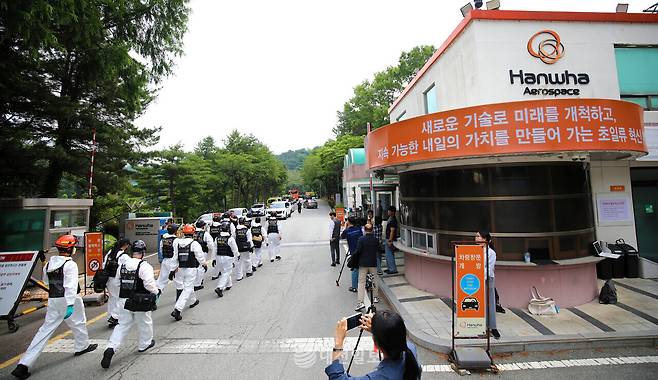 지난 1일 발생한 화재로 7명의 사상자가 발생한 대전 유성구 외삼동 한화에어로스페이스 대전사업장에서 지난 2일 오전 국립과학수사연구원과 대전경찰청 과학수사계, 소방 당국 등으로 구성된 합동감식팀 관계자들이 사고 원인을 규명하기 위해 감식 장비를 들고 현장으로 이동하고 있다. 김영태 기자