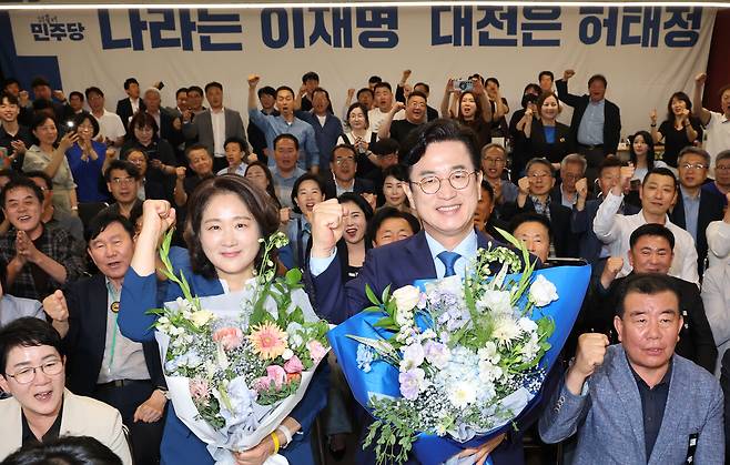 제9회 전국동시지방선거가 열린 3일 오후 허태정(오른쪽) 더불어민주당 대전시장 후보가 중구 선거사무소에서 당선 확실이 뜨자 환호하고 있다. 김영태 기자