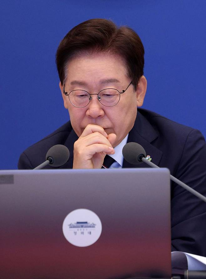 이재명 대통령이 2일 청와대에서 열린 국무회의 겸 비상경제점검회의에서 자료를 보고 있다. 청와대통신사진기자단