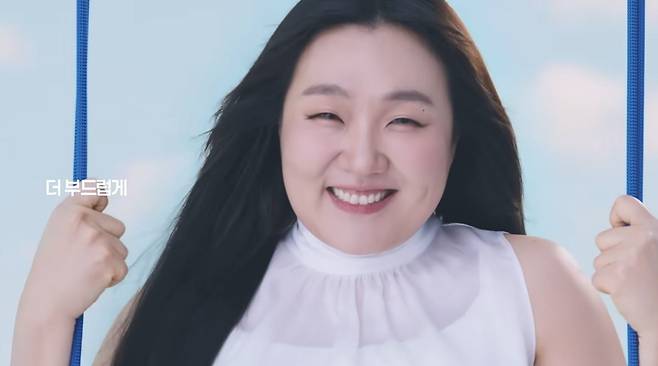 이수지가 ‘처음처럼’ 20주년 광고에서 과거 소주 광고의 공식을 유쾌하게 패러디하며, 소비자들이 직접 찾아보고 공유하는 흥행 흐름을 만들어냈다. /롯데칠성 주류 유튜브 갈무리