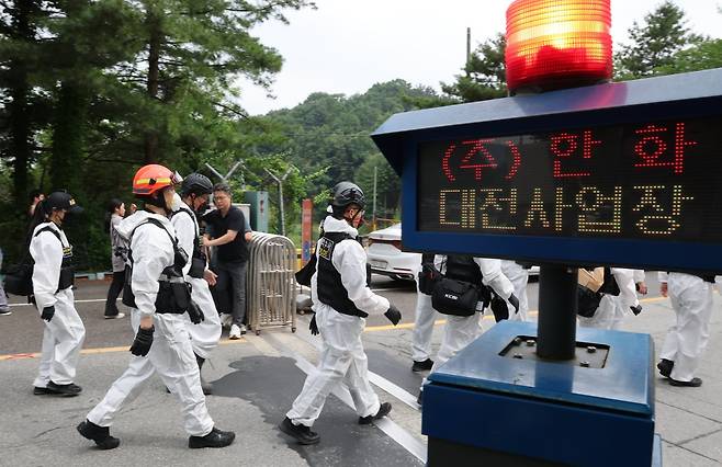 7명의 사상자를 낸 대전 유성구 한화에어로스페이스 대전사업장에서 2일 오전 국립과학수사연구원과 대전경찰청 과학수사계, 소방 당국 소속으로 구성된 합동감식팀 감식을 하기 위해 이동하고 있다. 2026.6.2 ⓒ 뉴스1