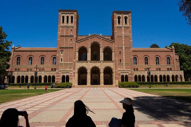 로스앤젤레스에 위치한 캘리포니아대 로스앤젤레스 캠퍼스(UCLA)의 로이스 홀 전경. AP/뉴시스
