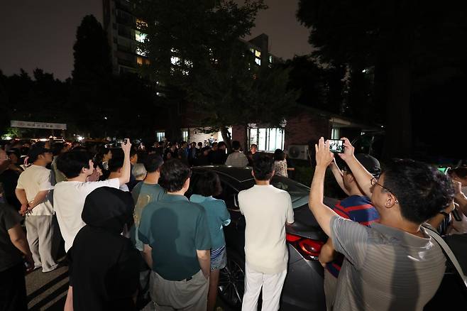 제9회 동시지방선거일인 3일 오후 서울 송파구 우성아파트 경로당에 마련된 잠실7동 제2투표소에서 투표용지 부족사태로 대기표를 받은 유권자들이 투표시간이 지나 투표하기 위해 입장하고 있다. 뒤는 이를 지켜보는 주민들. 2026.6.3 뉴스1