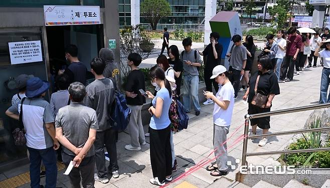 제9회 전국동시지방선거일인 3일 서울 관악구 관악구의회에 마련된 청룡동 제5투표소에서 유권자들이 소중한 한 표를 행사하기 위해 줄을 서 있다. 김민수기자 mskim@etnews.com