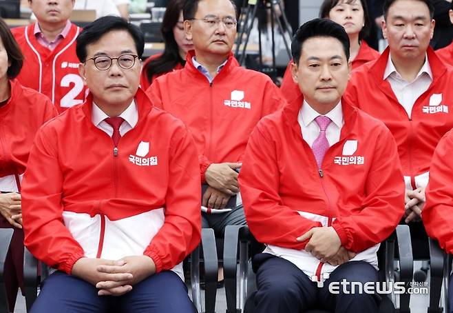 제9회 전국동시지방선거일인 3일 서울 여의도 국민의힘 당사에 마련된 개표상황실에서 장동혁 상임선거대책위원장(오른쪽)과 송언석 공동선대위원장이 방송3사 출구조사 결과를 시청하고 있다.