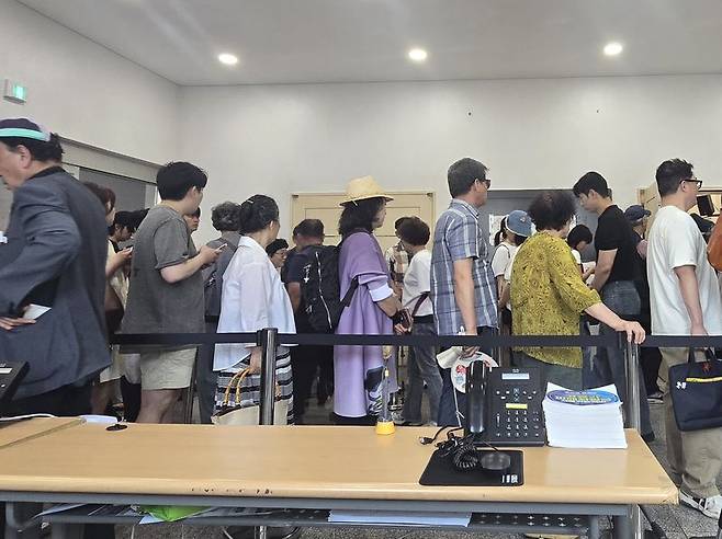 제9회 전국동시지방선거 본투표일인 3일 서울 종로구의 종로 1·2·3·4가동주민센터 투표장을 찾은 유권자들이 대기하고 있다. 사진=서지윤 기자