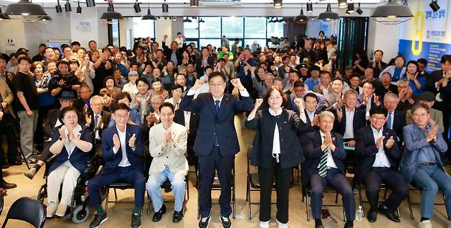 위성곤 더불어민주당 제주도지사 후보가 3일 방송사 출구조사 발표 직후 선거사무소에서 부인과 함께 지지자들에게 인사하고 있다. 지상파 방송3사 출구조사에서 위 후보는 문성유 국민의힘 후보를 오차범위 밖에서 앞서는 것으로 예측됐다. /사진=뉴스1
