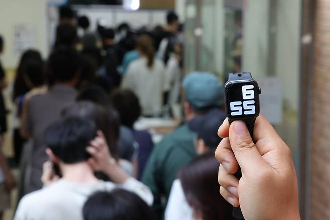 6·3 지방선거 본투표일인 3일 서울 송파구 잠실2동 6투표소에서 투표용지 부족으로 유권자들이 투표마감 시간 이후에도 투표하고 있다. 연합뉴스