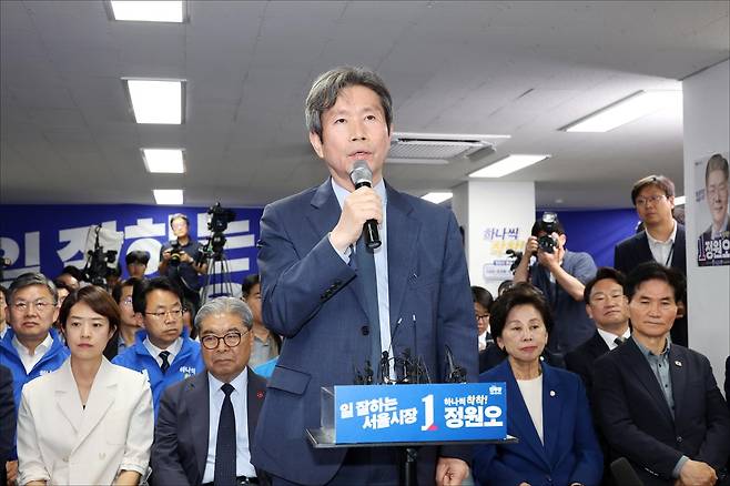 정원오 더불어민주당 서울시장 후보 상임선거대책위원장인 이인영 의원이 3일 오후 서울 중구 정원오 더불어민주당 서울시장 선거사무소 개표상황실에서 출구조사와 관련해 발언을 하고 있다. 최주연 기자