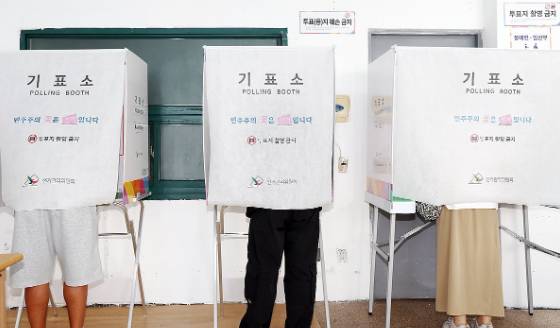 제9회 전국동시지방선거날인 3일 오전 광주 동구 한 도자기 판매점에 마련된 계림1동 제2투표소에서 유권자들이 투표하고 있다. [사진=연합뉴스]