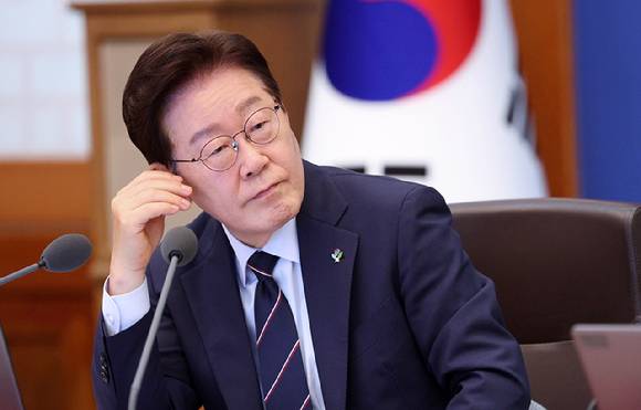 이재명 대통령이 지난 2일 청와대에서 열린 국무회의 겸 비상경제점검회의에서 참석자 발언을 듣고 있다. [사진=연합뉴스]