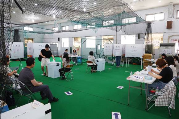 제9회 전국동시지방선거 및 국회의원 재·보궐 선거가 시작된 3일 서울 중구 청구초등학교 야구부실내훈련장에 마련된 투표소에서 시민들이 투표를 하고 있다. [사진=곽영래 기자]