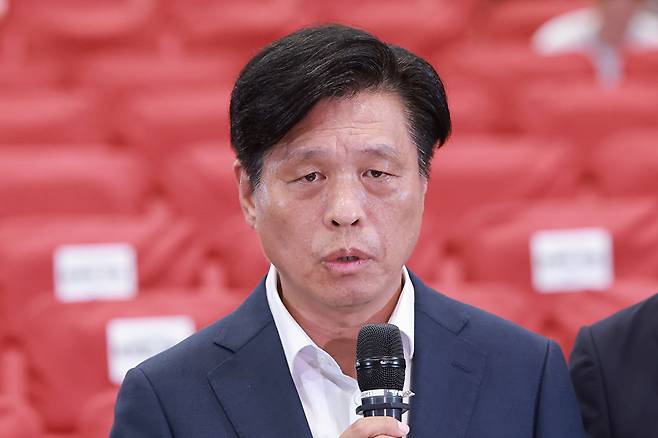 더불어민주당 조승래 총괄선거대책본부장이 3일 국회 의원회관에 마련한 제9회 전국동시지방선거·국회의원 재보궐선거 개표상황실에서 투표용지 부족 사태, 국민의힘의 서울 선거 개표 중단 요구 등 현안에 대해 입장을 밝히고 있다. 2026.6.3 [사진=연합뉴스]