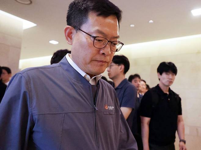 한화에어로스페이스 대전사업장 폭발 사고 사망자의 신원확인이 완료된 3일 오전 손재일 한화에어로스페이스 대표가 대전 유성구의 한 병원 장례식장에서 유가족들을 만난 뒤 나가고 있다. 연합뉴스