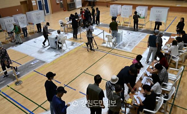 ▲ 제9회전국지방동시선거 투표가 실시된 3일 투표소가 마련된 춘천봄내초등학교에서 유권자들이 소중한 한표를 행사하고 있다. 김정호 기자