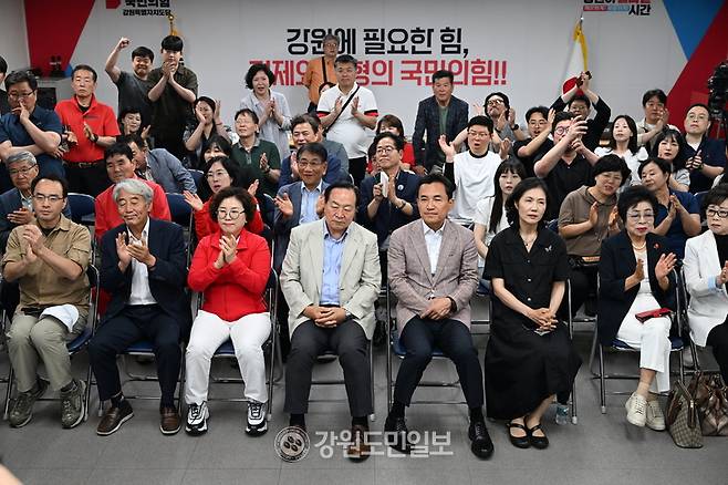 ▲ 국민의힘 김진태 강원도지사 후보와 지지자들이 3일 오후 6시 발표된 KBS·MBC·SBS 등 지상파 방송 3사의 출구조사 결과를 지켜보고 있다. 방도겸 기자