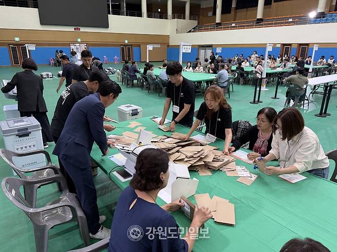 ▲ 제9회 전국동시지방선거 개표가 3일 양구군문화체육회관에 마련된 개표소에서 진행된 가운데 개표사무원들이 투표함을 옮기고 투표지를 분류하며 개표 작업을 하고 있다. 박재혁 기자