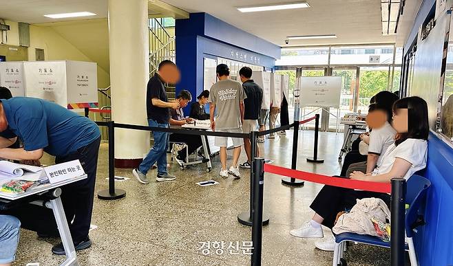 제9회 지방선거 투표일인 3일 오전 9시쯤 대구 수성구 지산중학교(지산2동 제2투표소)에 마련된 투표소에서 시민들이 소중한 한 표를 행사하고 있다. 백경열 기자
